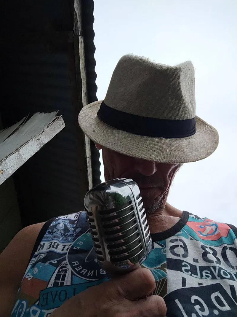 Arild Trosberg med hat ved mikrofonen